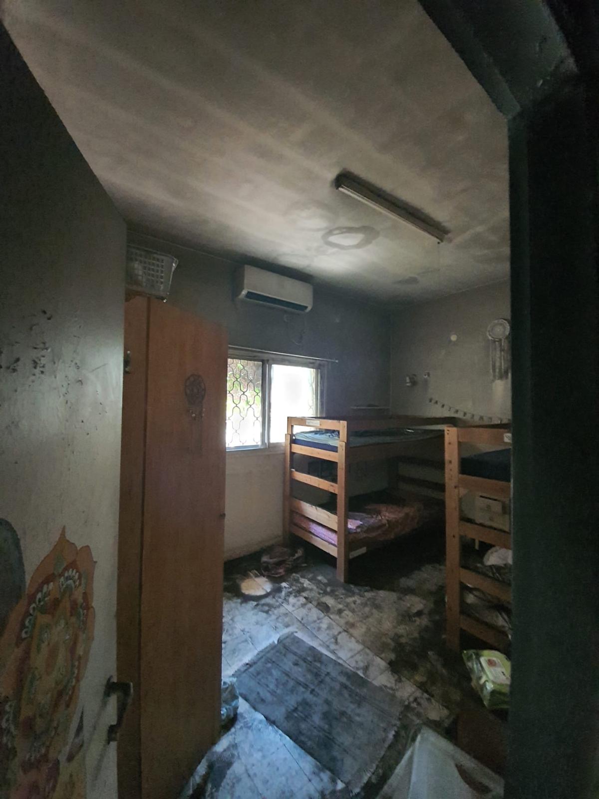 חדר שינה עם נזקי אש ופיח